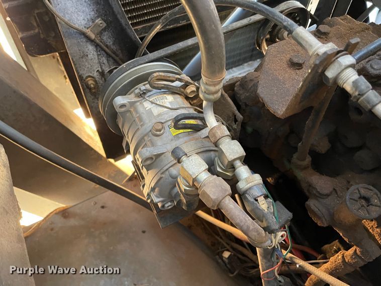 image for item DN0016 1985 Gleaner N7  combine