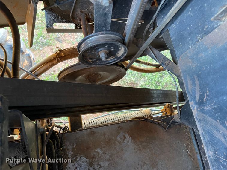 image for item DN0016 1985 Gleaner N7  combine