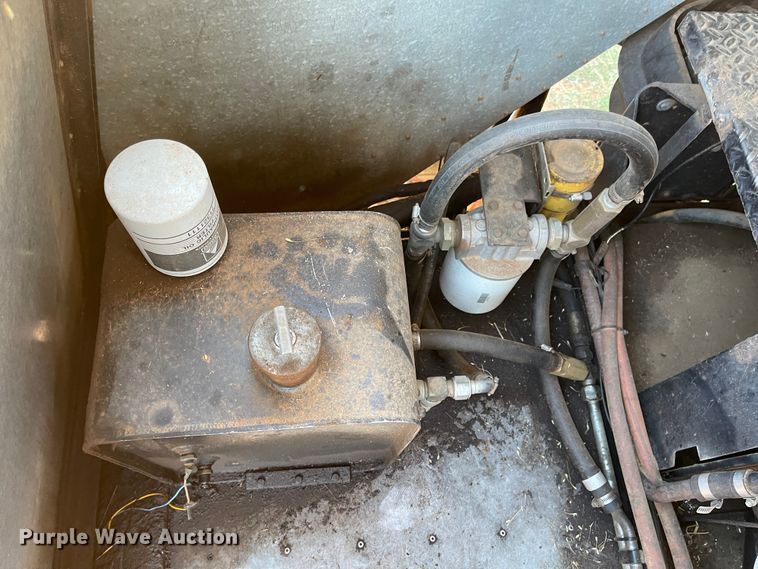 image for item DN0016 1985 Gleaner N7  combine