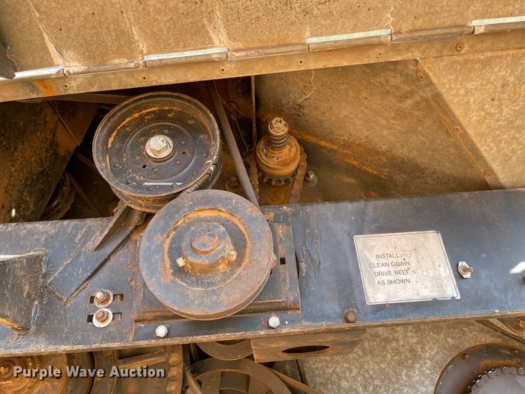 image for item DN0016 1985 Gleaner N7  combine