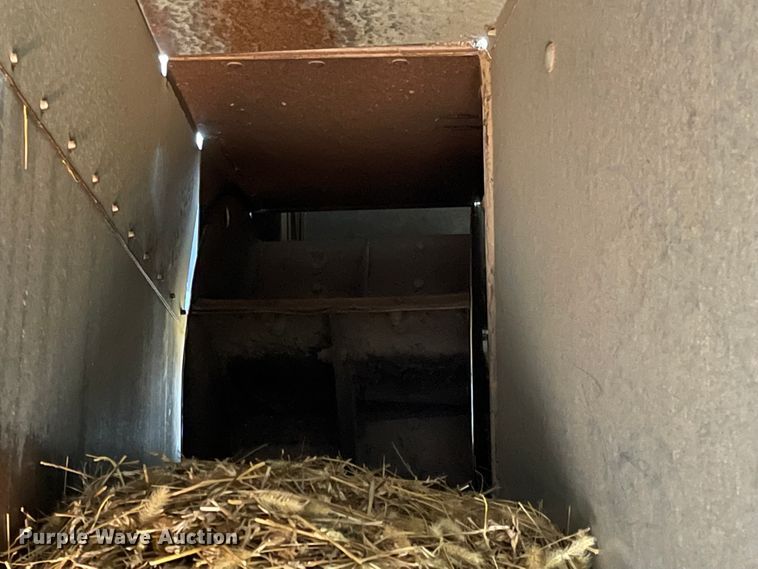 image for item DN0016 1985 Gleaner N7  combine