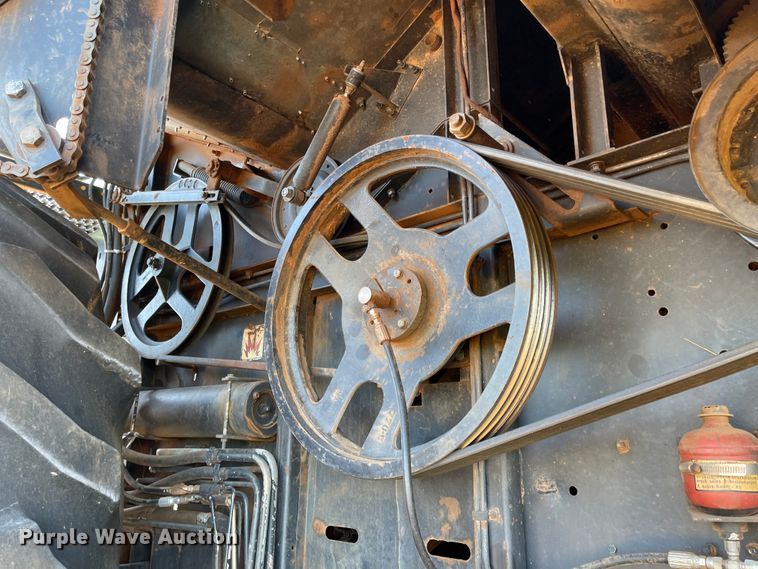 image for item DN0016 1985 Gleaner N7  combine