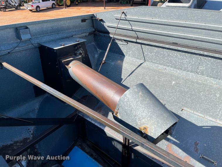 image for item DN0016 1985 Gleaner N7  combine