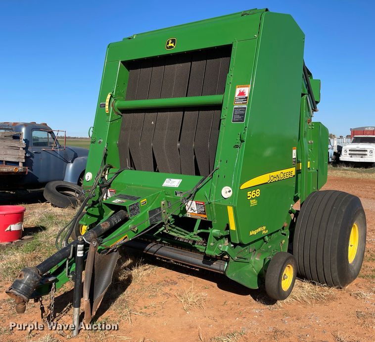 image for item DN0018 2010 John Deere 568  round baler