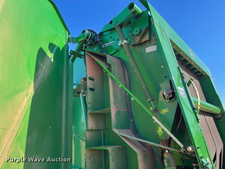 image for item DN0018 2010 John Deere 568  round baler