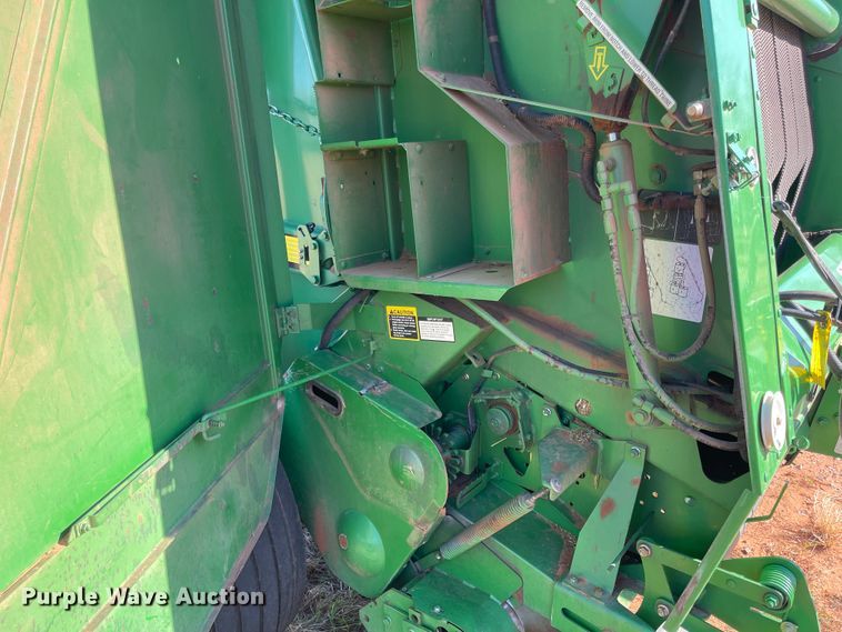 image for item DN0018 2010 John Deere 568  round baler