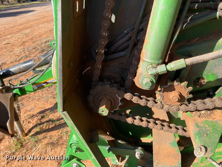 image for item DN0018 2010 John Deere 568  round baler