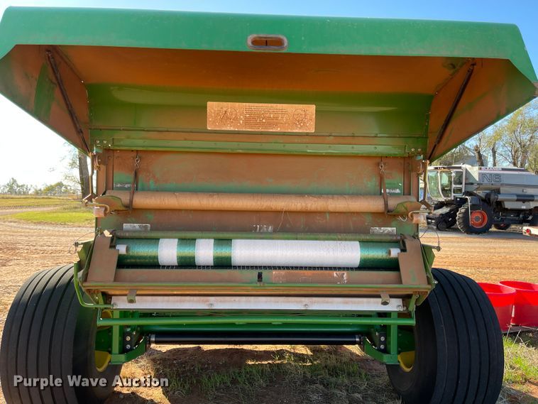 image for item DN0018 2010 John Deere 568  round baler