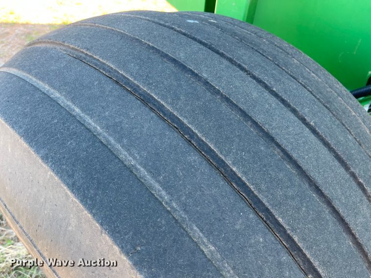 image for item DN0018 2010 John Deere 568  round baler