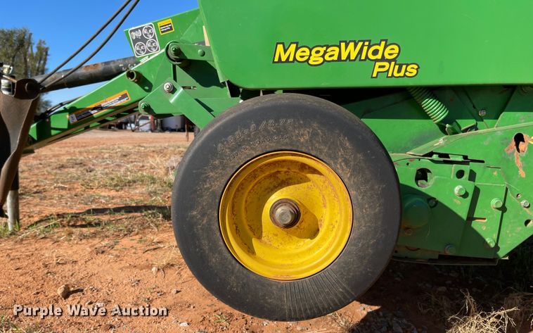 image for item DN0018 2010 John Deere 568  round baler