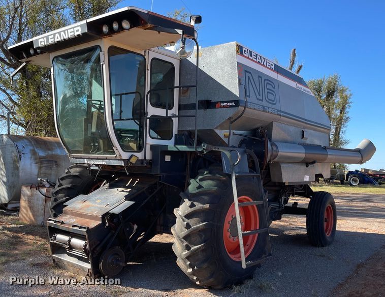 image for item DN0019 1982 Gleaner N6 combine