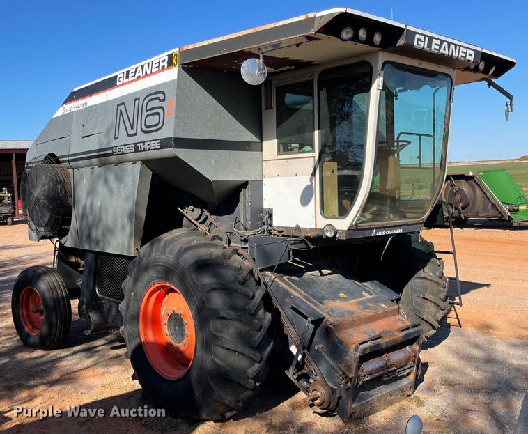 image for item DN0019 1982 Gleaner N6 combine