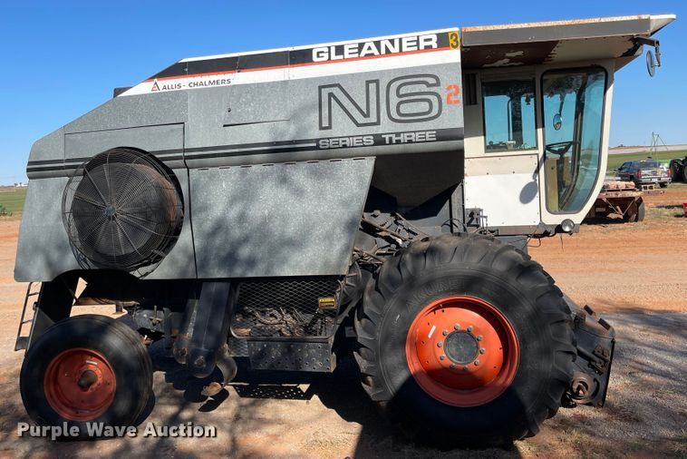 image for item DN0019 1982 Gleaner N6 combine