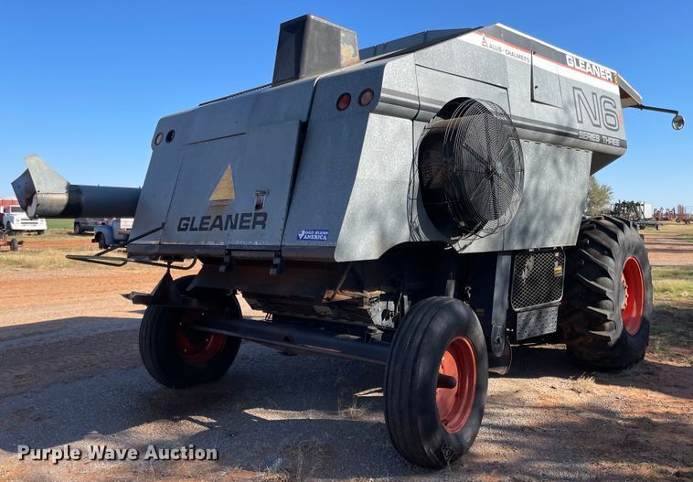 image for item DN0019 1982 Gleaner N6 combine