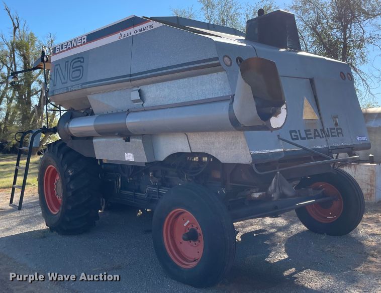 image for item DN0019 1982 Gleaner N6 combine