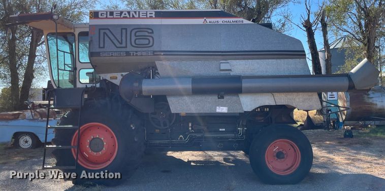 image for item DN0019 1982 Gleaner N6 combine