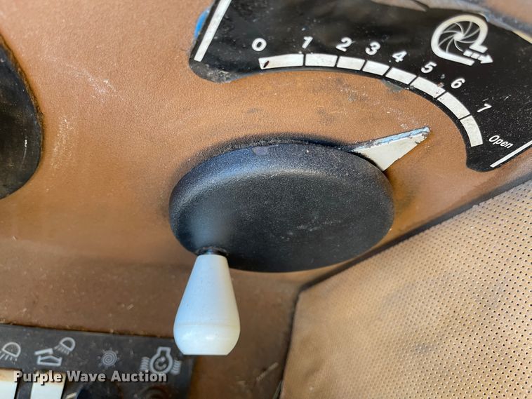 image for item DN0019 1982 Gleaner N6 combine