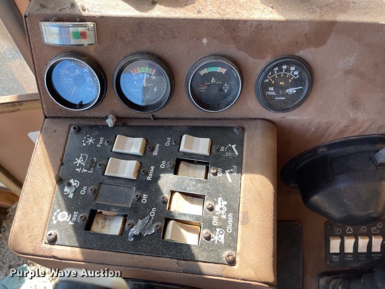 image for item DN0019 1982 Gleaner N6 combine