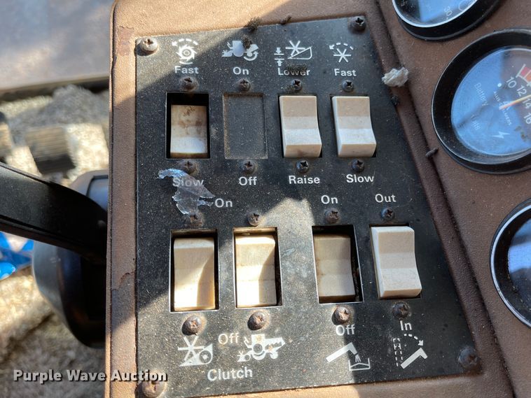 image for item DN0019 1982 Gleaner N6 combine