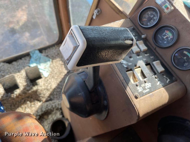 image for item DN0019 1982 Gleaner N6 combine