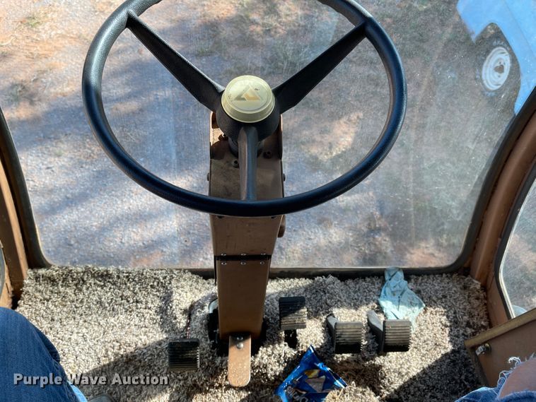 image for item DN0019 1982 Gleaner N6 combine