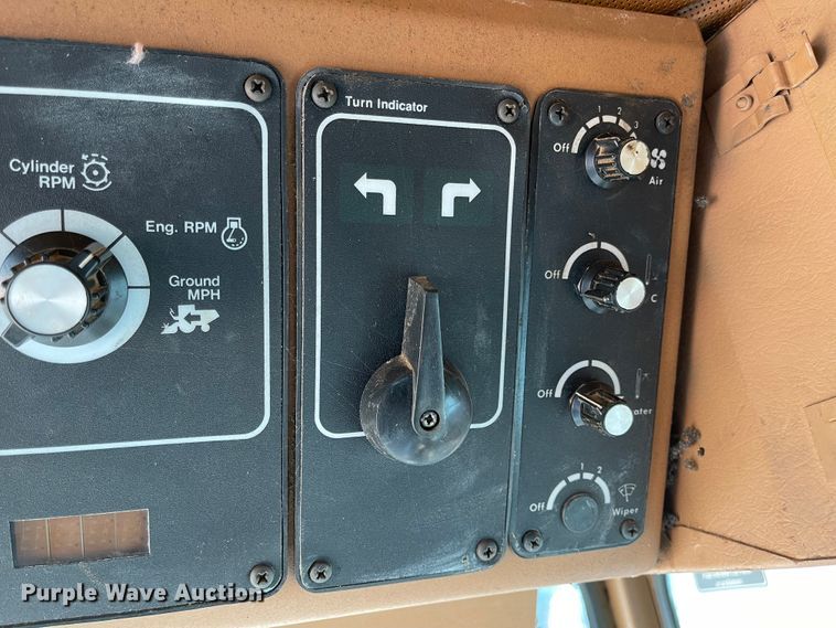 image for item DN0019 1982 Gleaner N6 combine