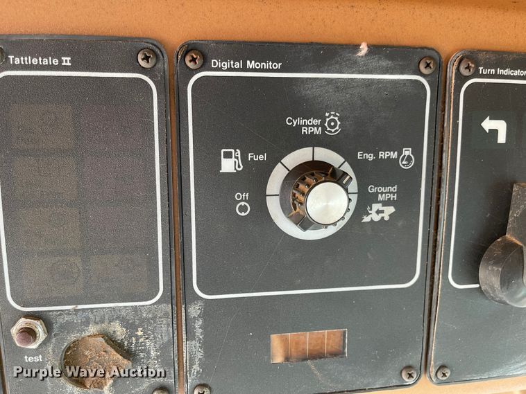 image for item DN0019 1982 Gleaner N6 combine