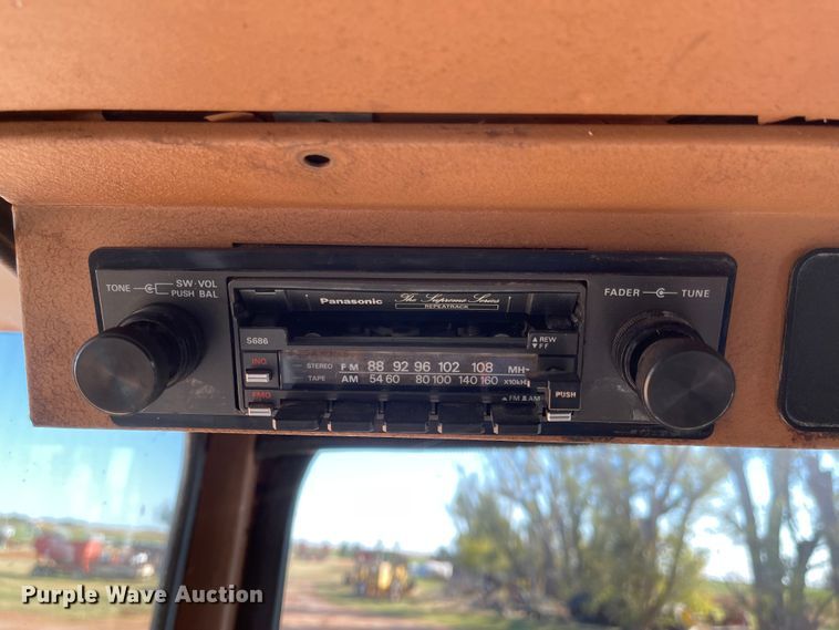 image for item DN0019 1982 Gleaner N6 combine