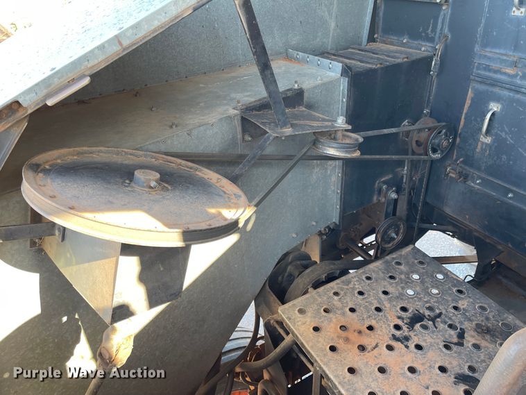 image for item DN0019 1982 Gleaner N6 combine