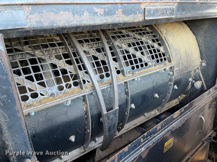 image for item DN0019 1982 Gleaner N6 combine