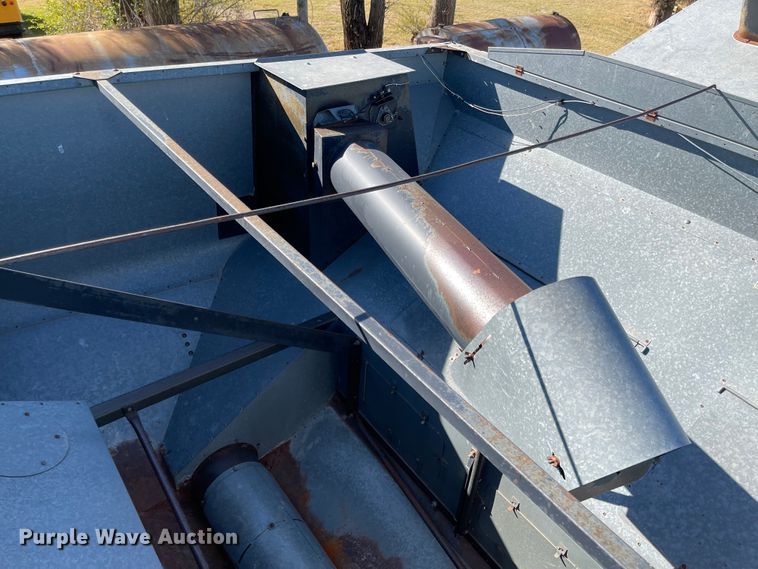 image for item DN0019 1982 Gleaner N6 combine