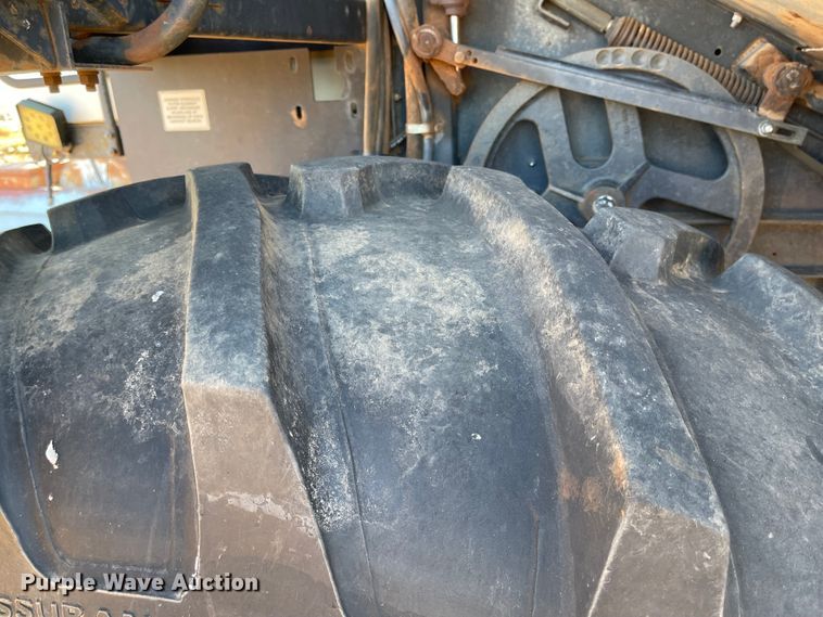 image for item DN0019 1982 Gleaner N6 combine