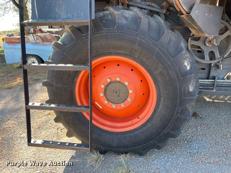 image for item DN0019 1982 Gleaner N6 combine