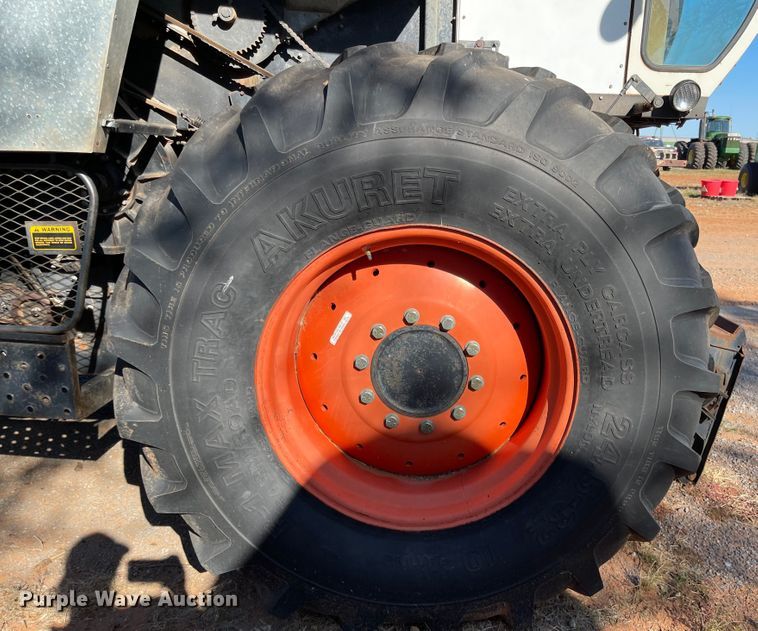 image for item DN0019 1982 Gleaner N6 combine