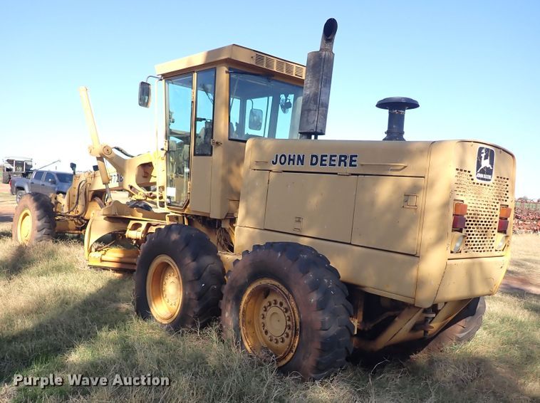 image for item DN0022 1992 John Deere 772B  motor grader