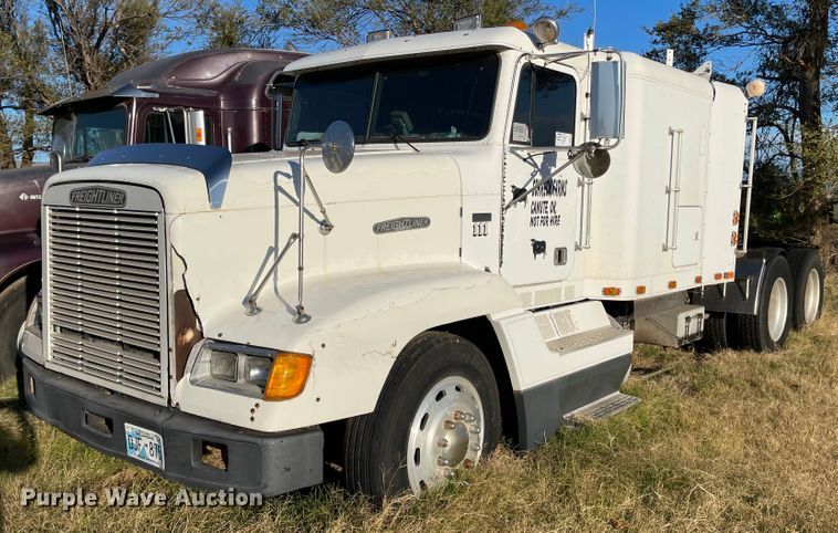 image for item DN0039 1992 Freightliner FLD120  semi truck