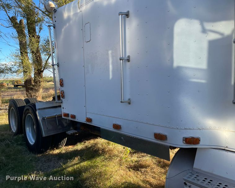 image for item DN0039 1992 Freightliner FLD120  semi truck