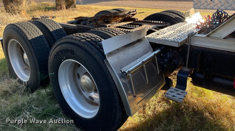 image for item DN0039 1992 Freightliner FLD120  semi truck