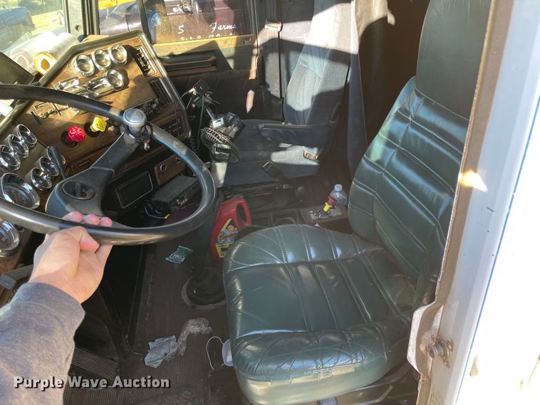 image for item DN0039 1992 Freightliner FLD120  semi truck