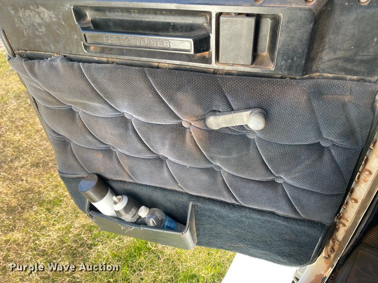 image for item DN0039 1992 Freightliner FLD120  semi truck