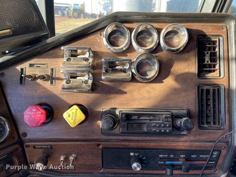 image for item DN0039 1992 Freightliner FLD120  semi truck