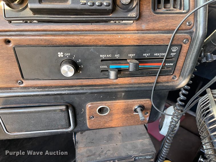 image for item DN0039 1992 Freightliner FLD120  semi truck