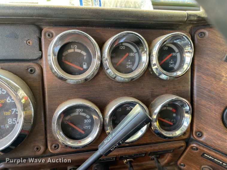 image for item DN0039 1992 Freightliner FLD120  semi truck