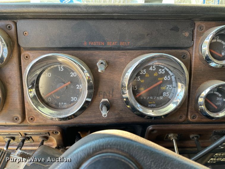 image for item DN0039 1992 Freightliner FLD120  semi truck