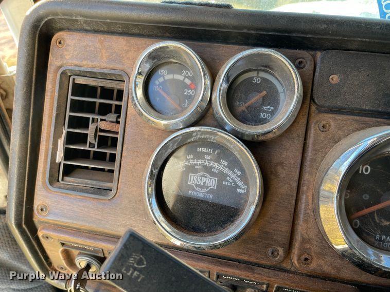 image for item DN0039 1992 Freightliner FLD120  semi truck