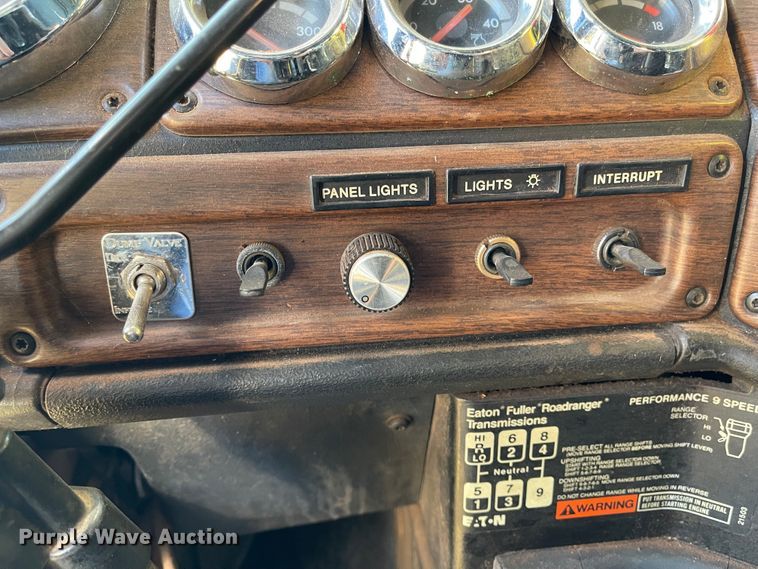 image for item DN0039 1992 Freightliner FLD120  semi truck