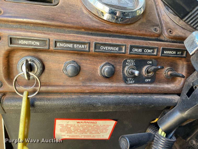 image for item DN0039 1992 Freightliner FLD120  semi truck