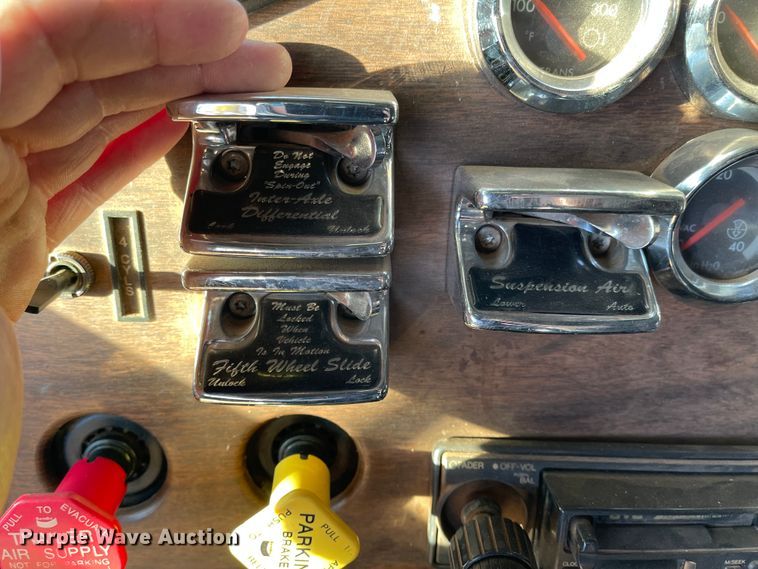 image for item DN0039 1992 Freightliner FLD120  semi truck