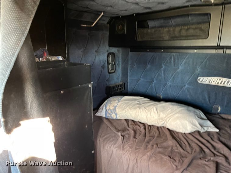 image for item DN0039 1992 Freightliner FLD120  semi truck