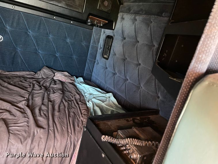 image for item DN0039 1992 Freightliner FLD120  semi truck